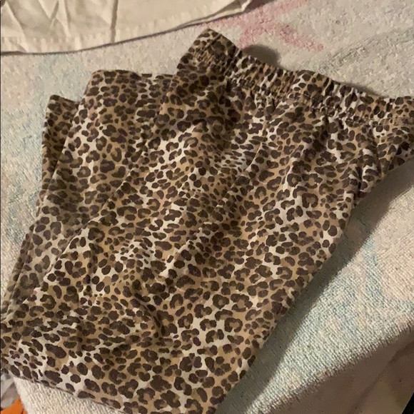 2-Pc. Animal Print Top/Leggings Set. - Picture 5 of 6